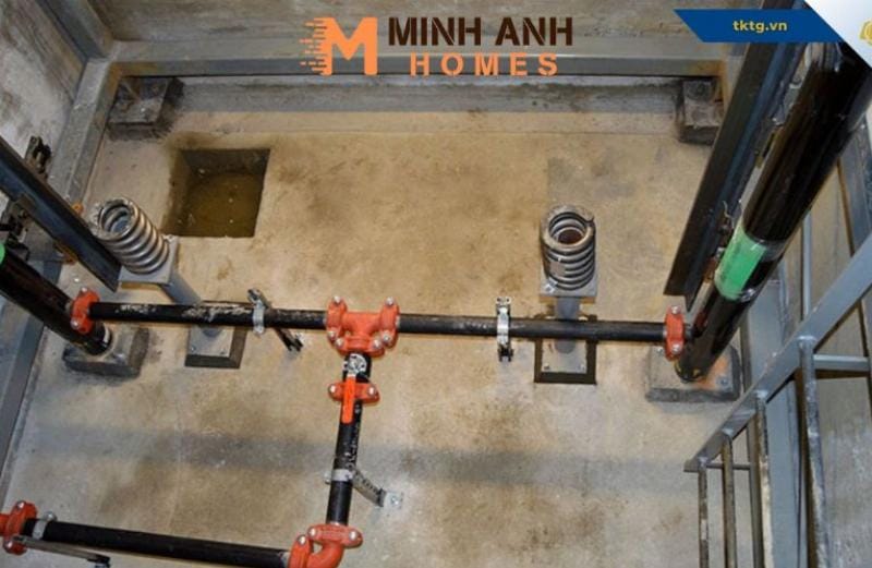 Sử dụng con lăn để ép chặt các mép màng HDPE đã bôi keo, đảm bảo độ bám dính tối ưu